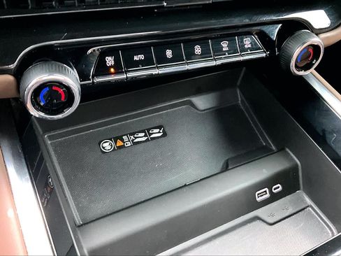 Used 2025 Chevrolet Tahoe High Country AWD/4WD image 33