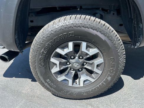 Used 2022 Toyota Tacoma TRD Off-Road w/ TRD Premium Off Road Package AWD/4WD image 15