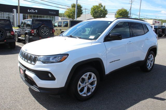 Used 2024 Jeep Compass Latitude AWD/4WD image 2