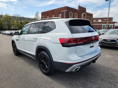 Used 2025 Volkswagen Atlas Peak Edition SE image 3