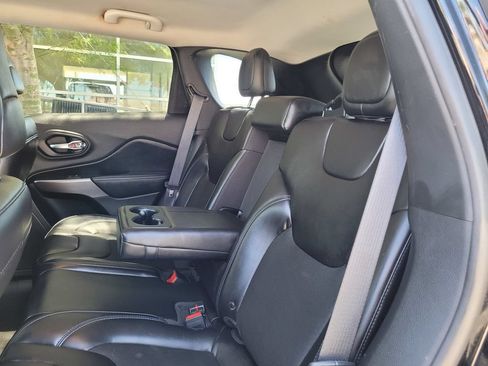 Used 2019 Jeep Cherokee Latitude Plus w/ Comfort/Convenience Group FWD image 14