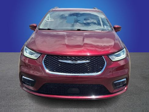 Used 2022 Chrysler Pacifica Touring-L w/ Uconnect Theater Family Group AWD/4WD image 2