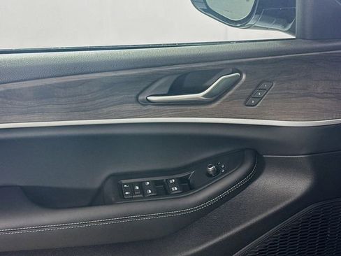 New 2025 Jeep Grand Cherokee Limited image 18