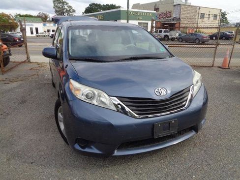 Used 2014 Toyota Sienna LE image 21