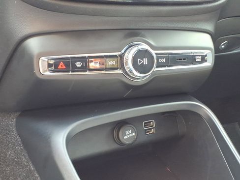 Used 2019 Volvo XC40 T4 Momentum FWD image 13