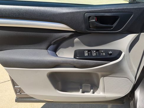 Used 2015 Toyota Highlander LE AWD/4WD image 9