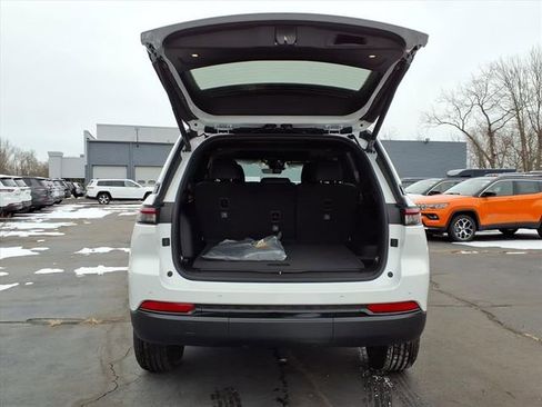 New 2025 Jeep Grand Cherokee Altitude image 10