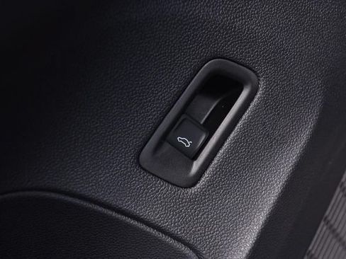 Used 2025 Volkswagen Atlas Cross Sport SE w/ Panoramic Sunroof Package FWD image 9