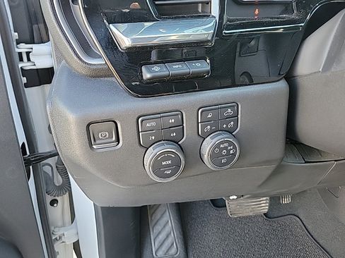 Used 2022 Chevrolet Silverado 1500 High Country w/ Technology Package image 7