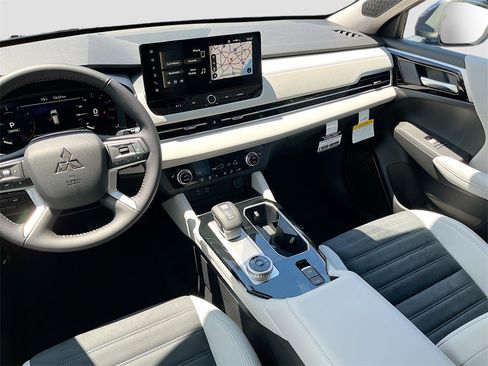 New 2025 Mitsubishi Outlander SE image 23
