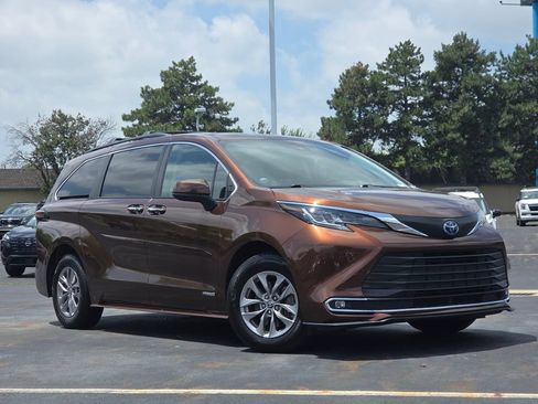 Used 2021 Toyota Sienna XLE FWD image 2