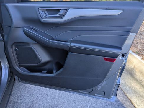 Used 2022 Ford Escape SE w/ Cold Weather Package image 33