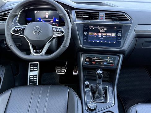 Used 2022 Volkswagen Tiguan SE R-Line image 9