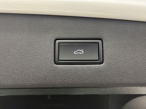 Used 2021 Volkswagen Tiguan SEL AWD/4WD image 29