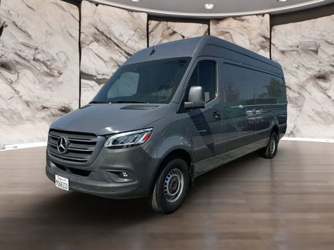 Used 2022 Mercedes-Benz Sprinter 2500 image 4