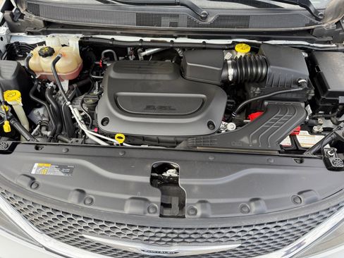 Used 2021 Chrysler Voyager Lxi image 30