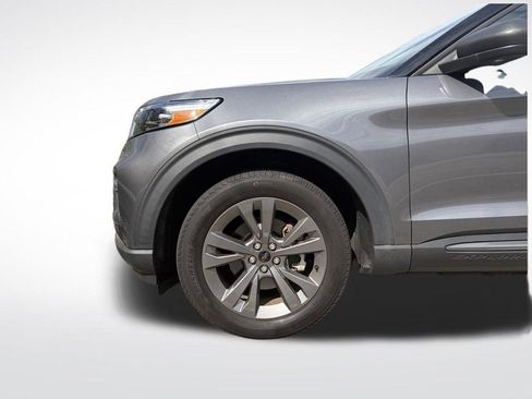 Used 2021 Ford Explorer XLT w/ Equipment Group 202A AWD/4WD image 9