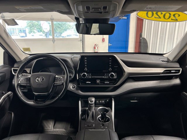 Used 2020 Toyota Highlander XLE AWD/4WD image 14