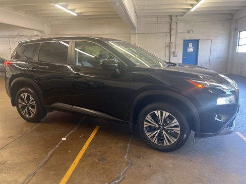 Used 2023 Nissan Rogue SV image 2