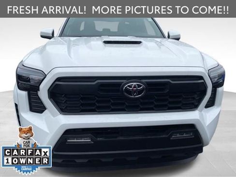 Used 2025 Toyota Tacoma TRD Sport image 2