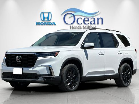 New 2025 Honda Pilot Touring image 1