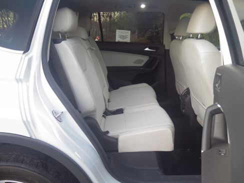 Used 2018 Volkswagen Tiguan SE w/ Panoramic Sunroof Package image 13