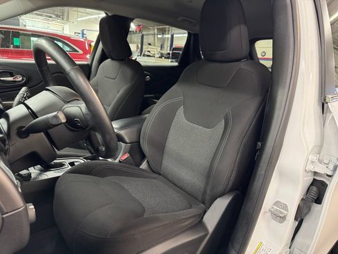 Used 2019 Jeep Cherokee Latitude w/ Cold Weather Group AWD/4WD image 18