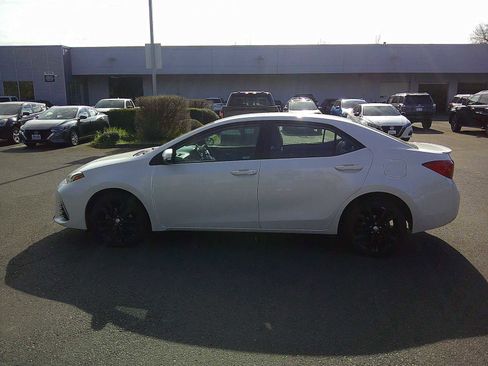 Used 2018 Toyota Corolla SE image 2