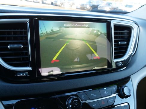 Used 2023 Chrysler Pacifica Touring-L image 27