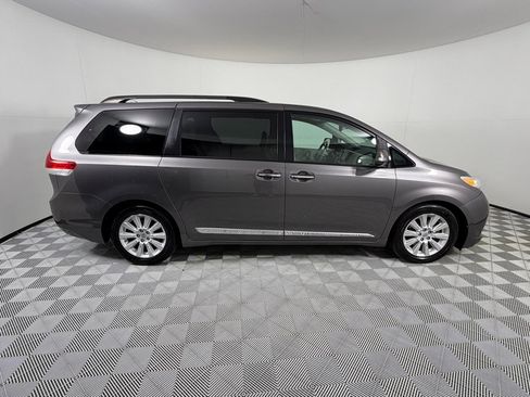Used 2014 Toyota Sienna Limited w/ Limited Premium Package FWD image 5