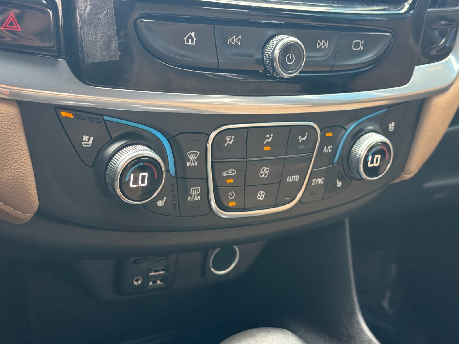 Used 2023 Chevrolet Traverse Premier FWD image 23