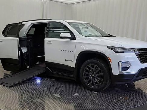 Used 2023 Chevrolet Traverse RS image 2