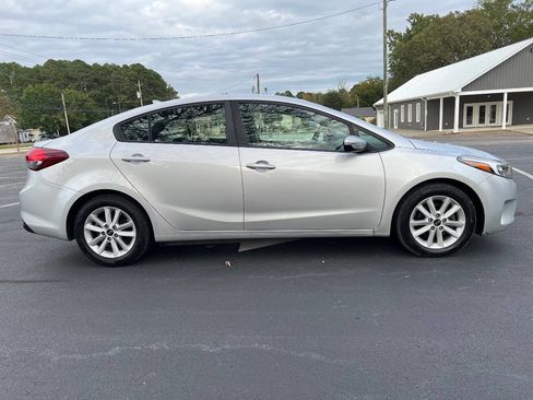 Used 2017 Kia Forte LX w/ LX Popular Package image 9