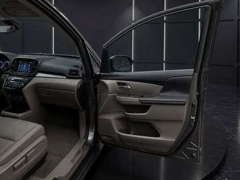 Used 2016 Honda Odyssey SE image 9