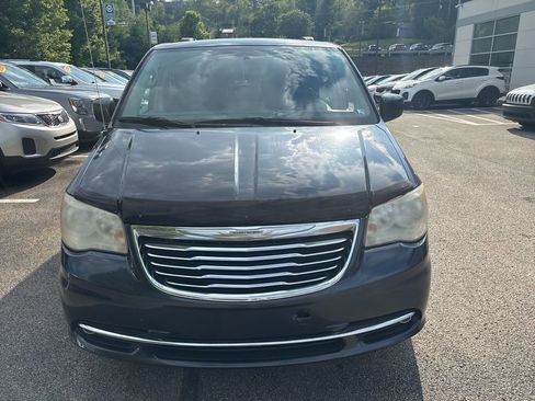Used 2014 Chrysler Town & Country Touring FWD image 2