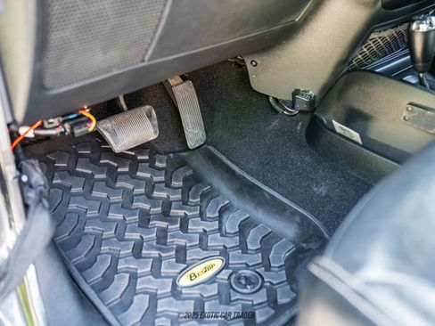 Used 2016 Jeep Wrangler Unlimited Rubicon w/ Connectivity Group image 36