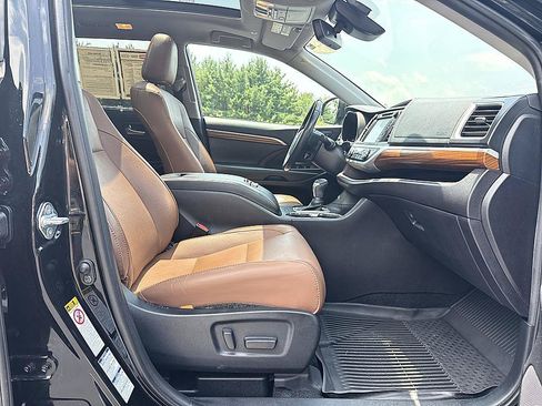 Used 2019 Toyota Highlander Limited Platinum AWD/4WD image 21