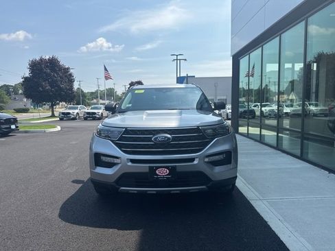 Used 2022 Ford Explorer XLT w/ Equipment Group 202A image 8