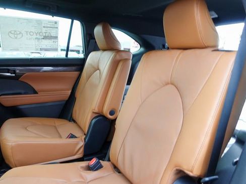 New 2026 Toyota Highlander Platinum image 30