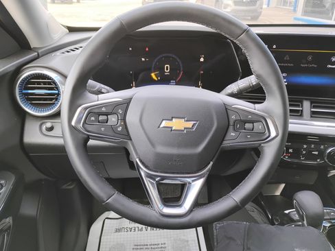 Used 2025 Chevrolet Trax LT w/ LT Convenience Package image 9