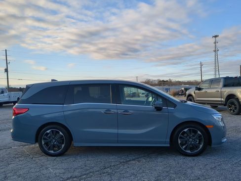 Used 2023 Honda Odyssey Elite image 2