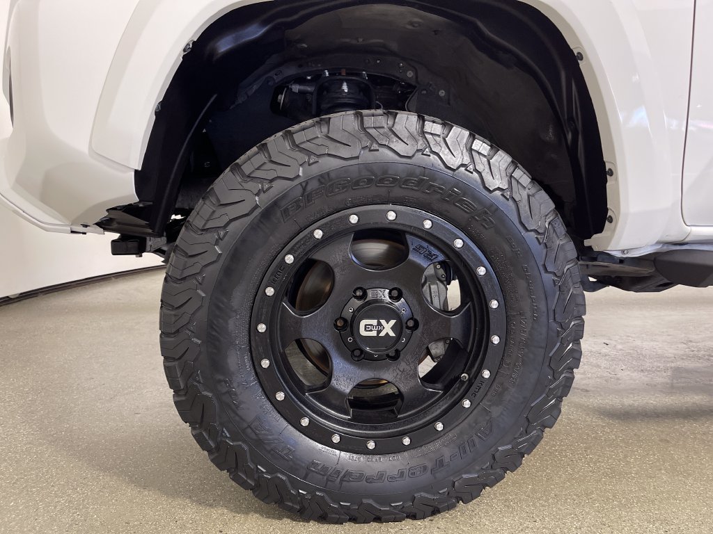 Used 2020 Toyota Tacoma TRD Sport w/ TRD Premium Sport Package AWD/4WD image 11