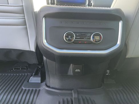 Used 2025 Ford Expedition Platinum image 25