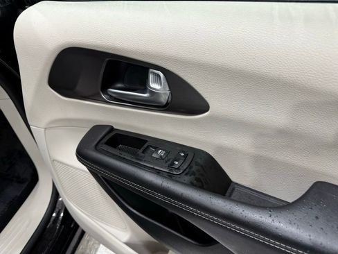 Used 2024 Chrysler Pacifica Touring-L image 23