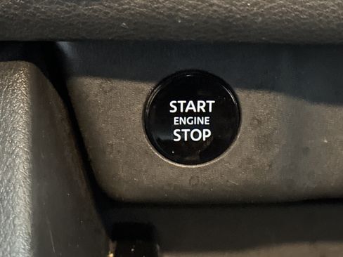 Used 2024 Nissan Rogue SV image 30