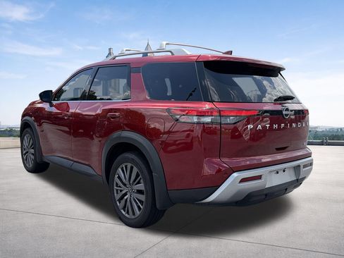 Certified 2024 Nissan Pathfinder SL w/ SL Premium Package FWD image 3