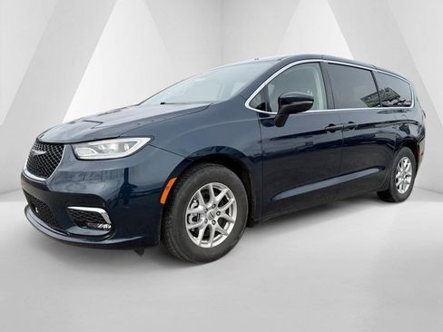 Used 2023 Chrysler Pacifica Touring-L image 3