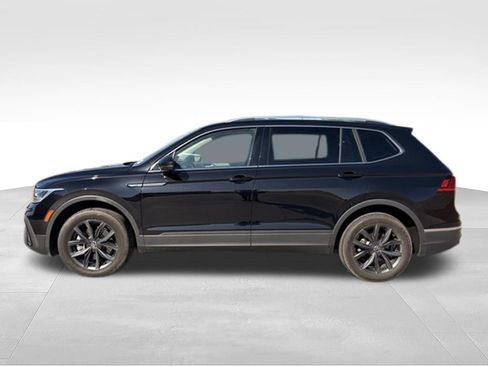 Used 2023 Volkswagen Tiguan SE w/ Panoramic Sunroof Package FWD image 11