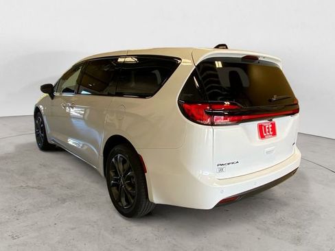 New 2026 Chrysler Pacifica Select AWD/4WD image 3