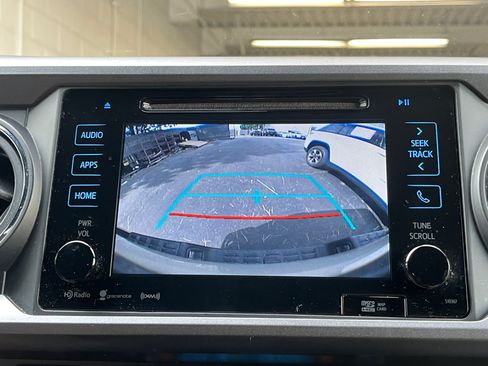 Used 2019 Toyota Tacoma TRD Off-Road w/ Technology Package AWD/4WD image 18